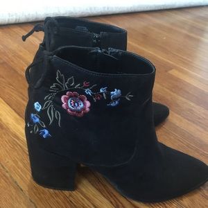 Unisa black embroidered boots 10